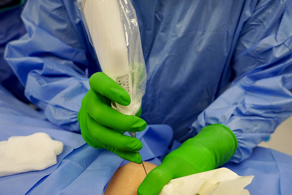 Pain injection supervised by experienced doctor 2